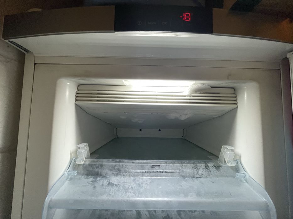 Arca Congeladora Vertical AEG A72710GNWO - Com Avaria