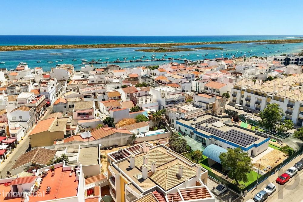 T2 mobilado com terraço e estacionamento no centro de Cabanas de Tavir