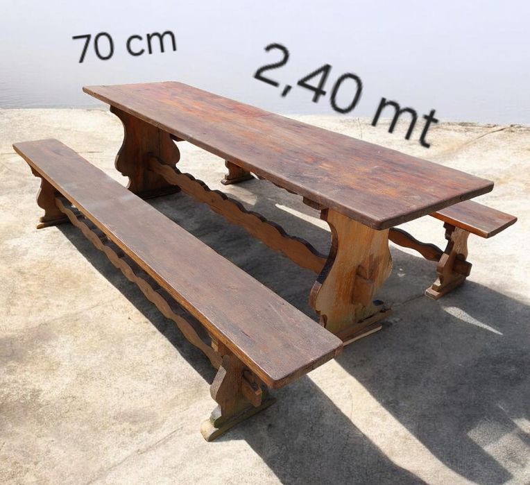 Mesa rústica, maciça, com bancos.