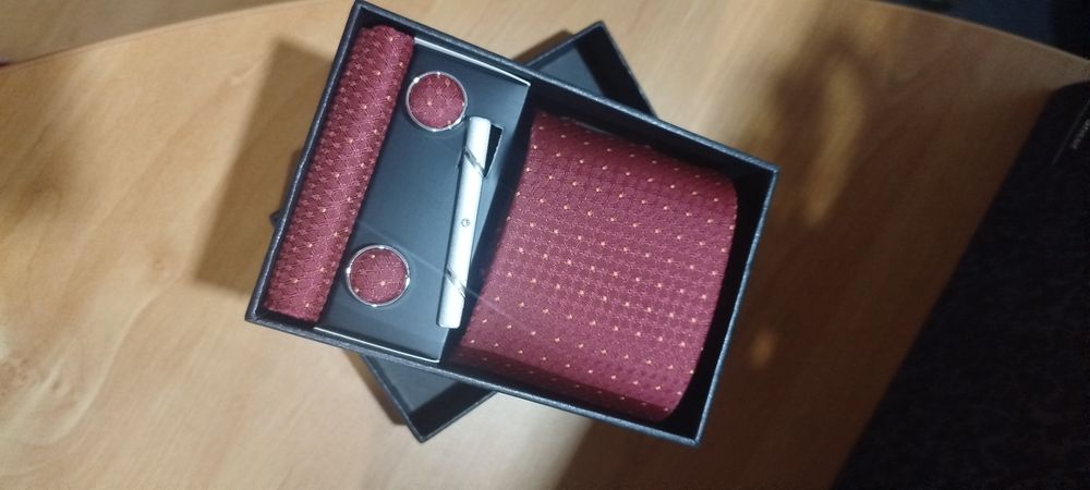 Conjunto de gravata, lenço e botões de punho