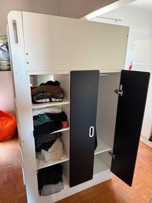 Cama Alta IKEA SMÅSTAD com Secretária de 4 gavetas e Roupeiro