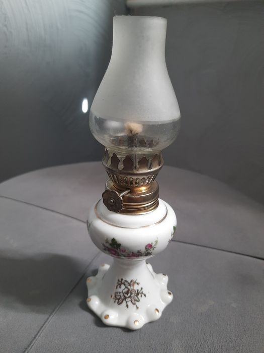 Stylowa lampka naftowa.