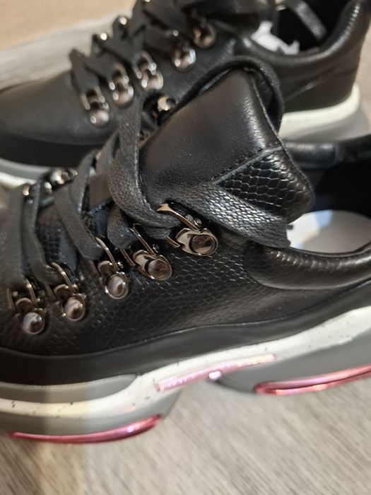 Кросівки.  шкіряні