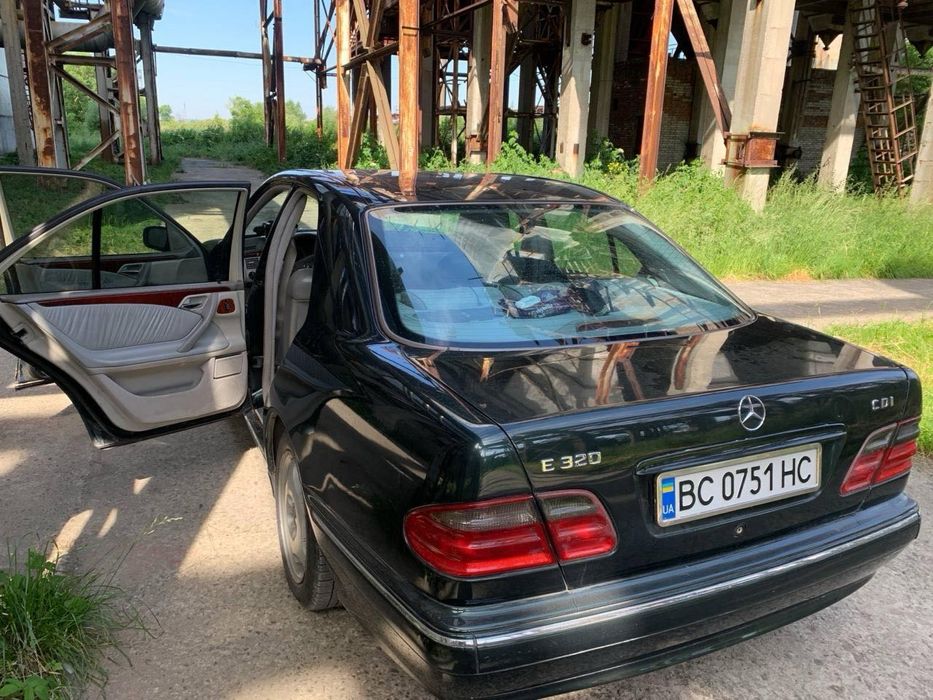 Мерседес E320 2001 рік