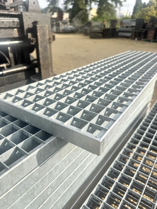 Stopnie schody metalowe z kraty prasowanej ocynk Wema podest stopnica