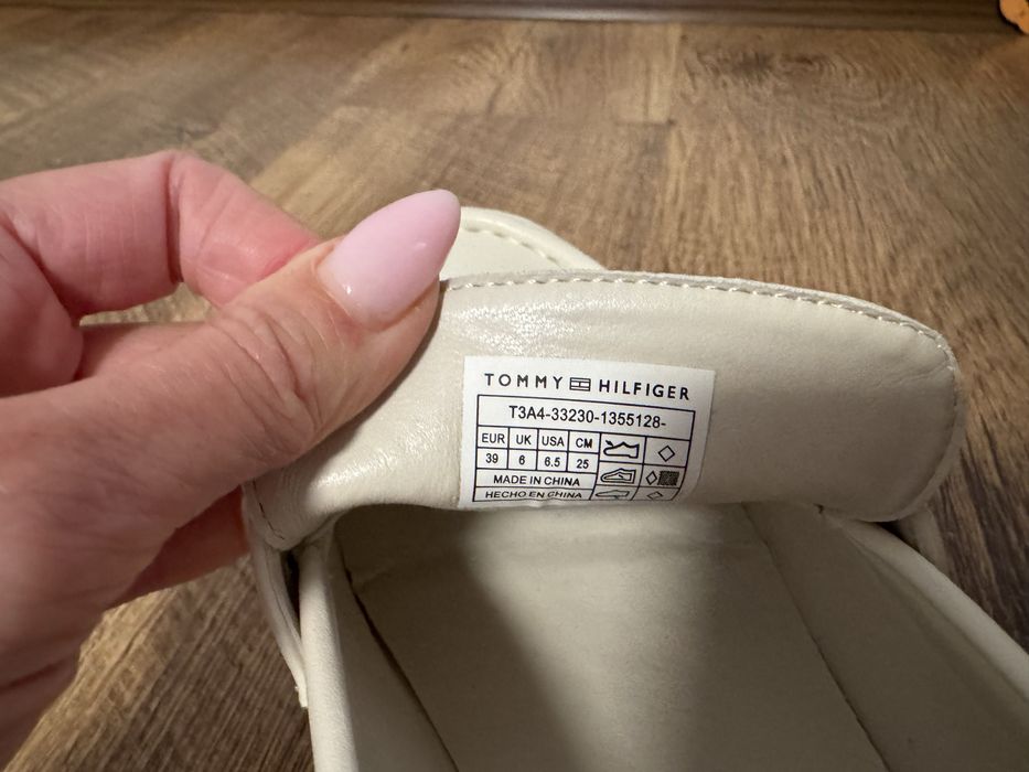 Лофери молочні Tommy Hilfiger (нові, 39 розмір)