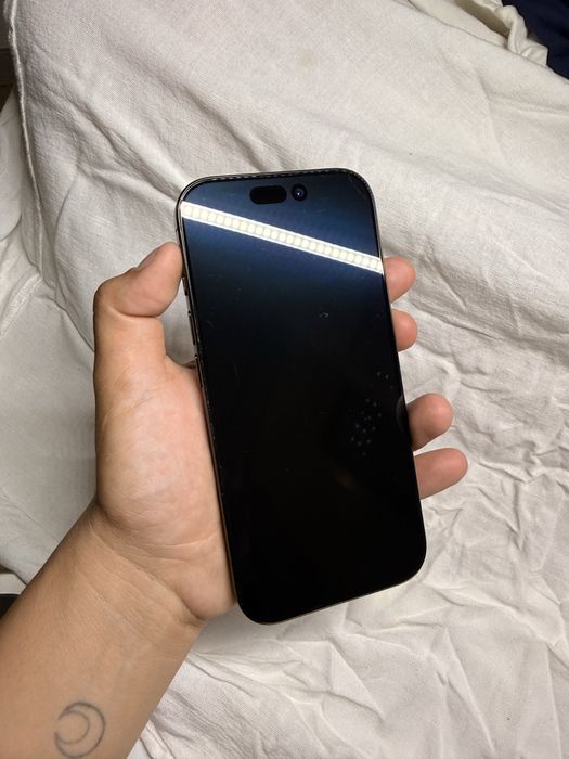 iPhone 16 pro com pequeninas marca de uso  , mas está  impecável. Contacto so pelo chat , por que um golpista acabou de querer me dar um golpe. Cuidad