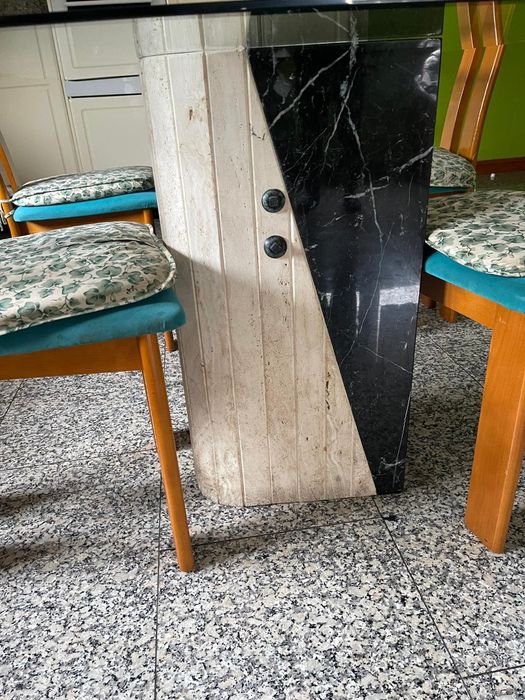 Mesa de jantar com tampo em vidro e base em mármore + 4 cadeiras