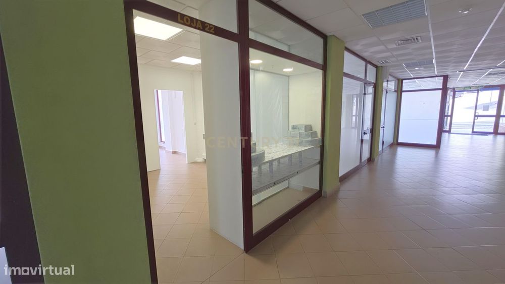 Loja Renovada, com excelente visibilidade, em Santiago od Cacém