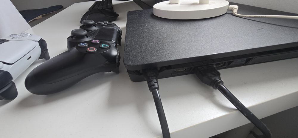 PS 4 500 GB preta com comando