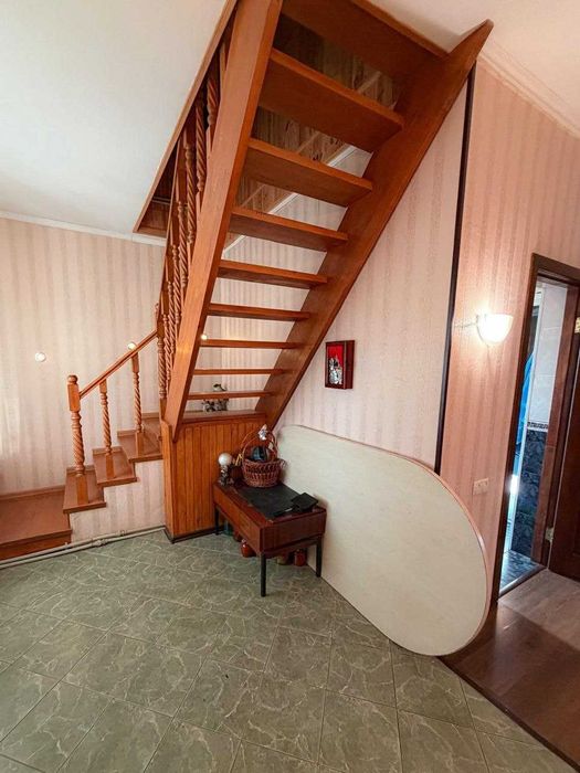 Продається 2-поверховий будинок, 200 м2, 47 соток, с. Гостролуччя