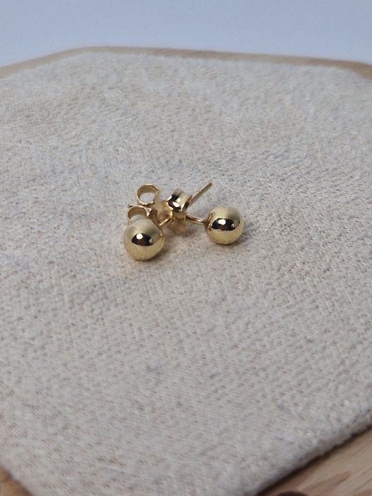 Złote kolczyki wkręty kuleczki kulki