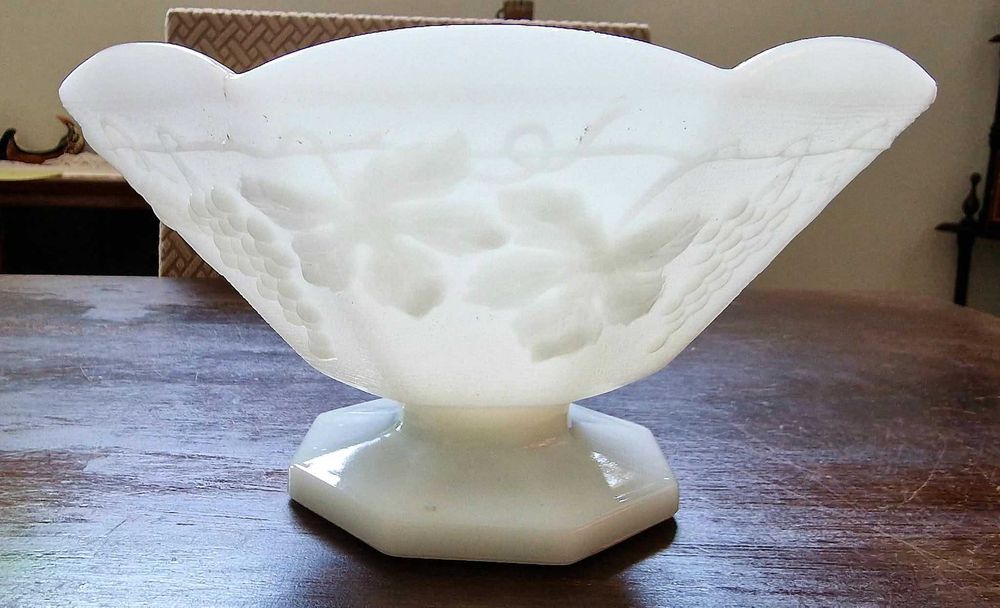 Fruteira Vintage em Vidro Opalino Branco - Uvas em Relevo