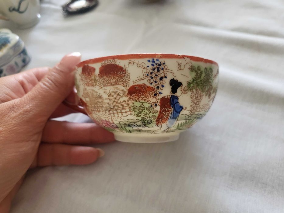 Chávena de chá japonesa em porcelana de casca de ovo (conhecida internacionalmente como Eggshell porcelain), decorada no estilo Satsuma / Kutani