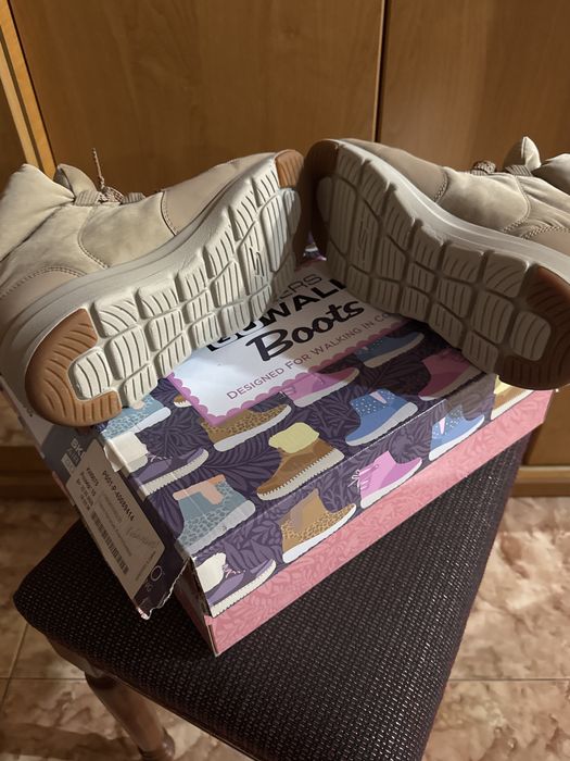 Продам демисезонные ботинки  Skechers 40 размер.