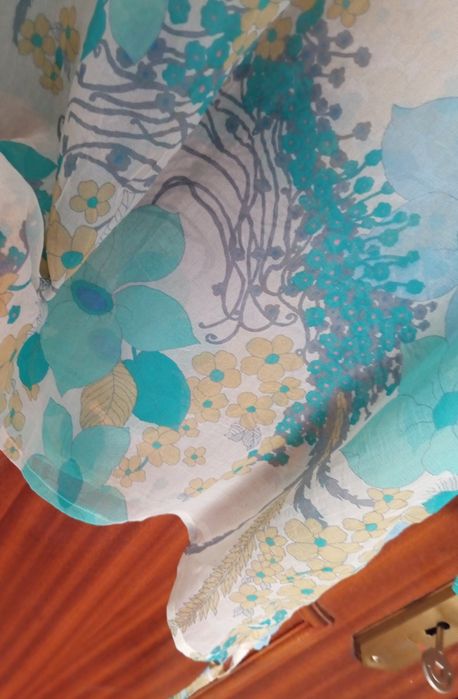 Blusa feminina solta de gola redonda com estampa de flores vegetais da