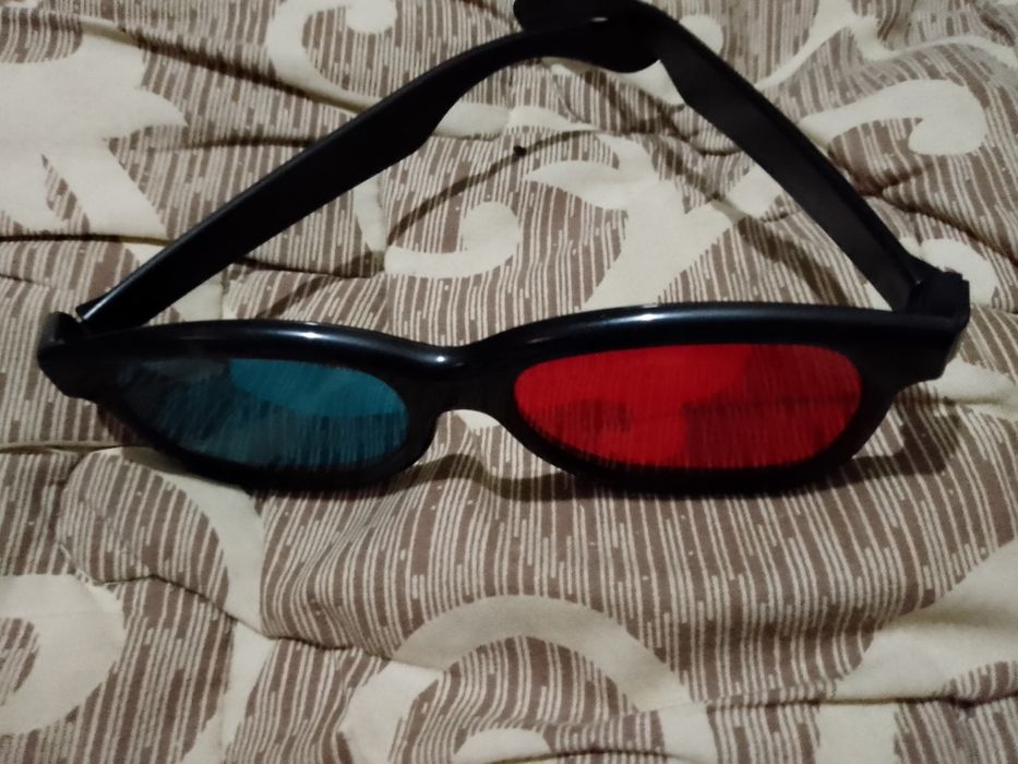 очки 3D пассивные не требуется батареек и т.д. 
в рабочем состоянии 
в