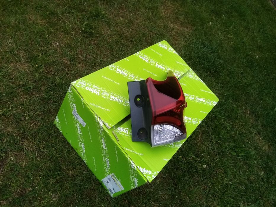 Lampa Toyota Auris 2 prawa tył lift