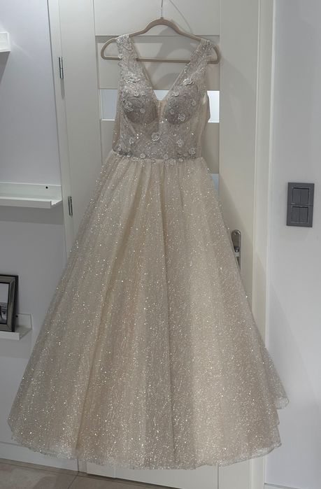 Błyszcząca brokatowa suknia ślubna