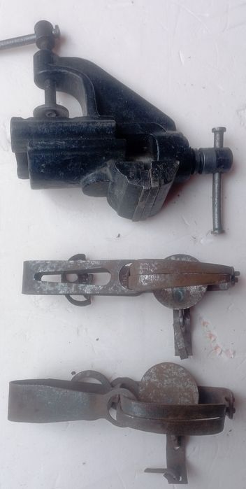 Інструменти для роботи молоток точильні бруски  ,грілка,шків