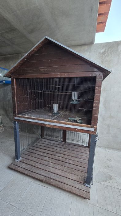 Viveiro grande para pássaros com rodas e gavetas de limpeza