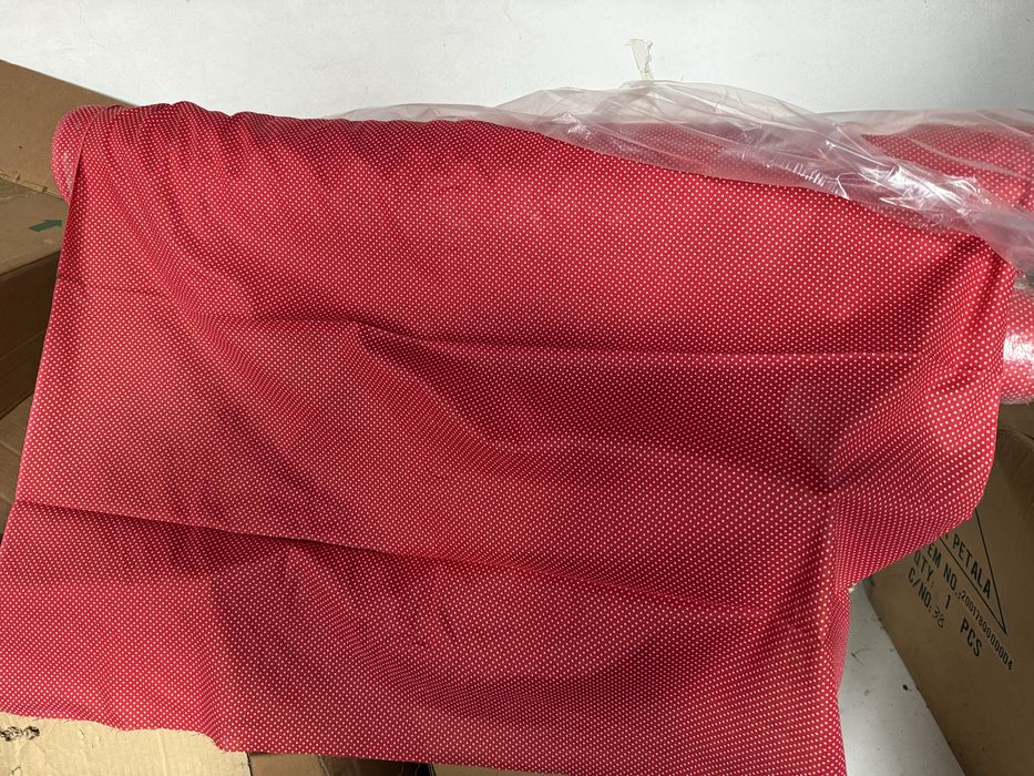 Tecido de popeline 100%algodao, com bolinhas, rosa cereja.