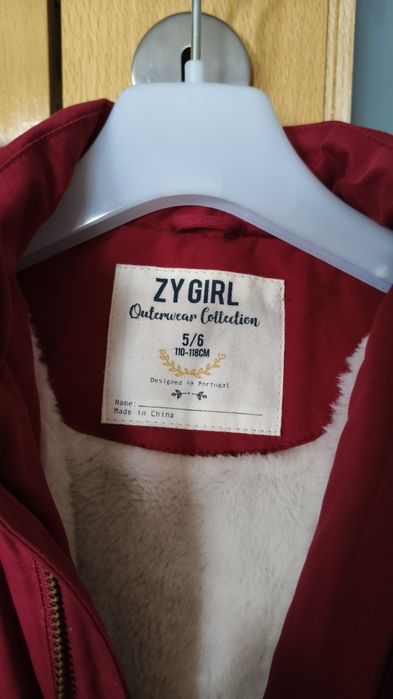 Parka quente com pelo em parte do interior