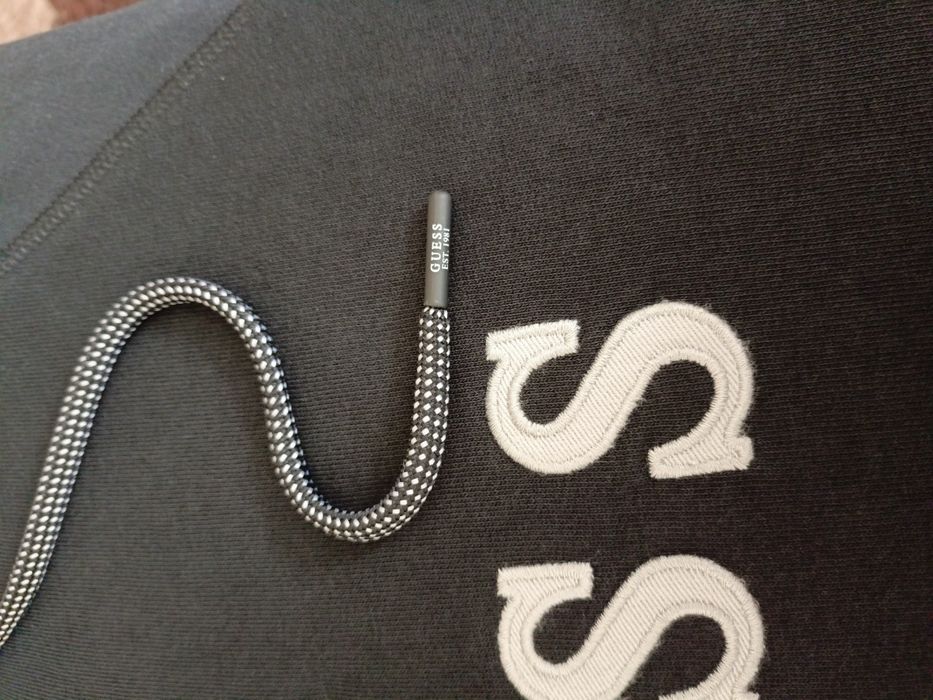 Czarna bluza Guess (rozmiar XL) - haftowane logo, stan bardzo dobry