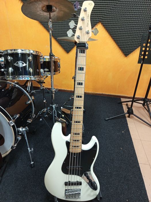 Baixo Marcus Miller V7 vintage 5 cordas Pickups Fender Noiseless