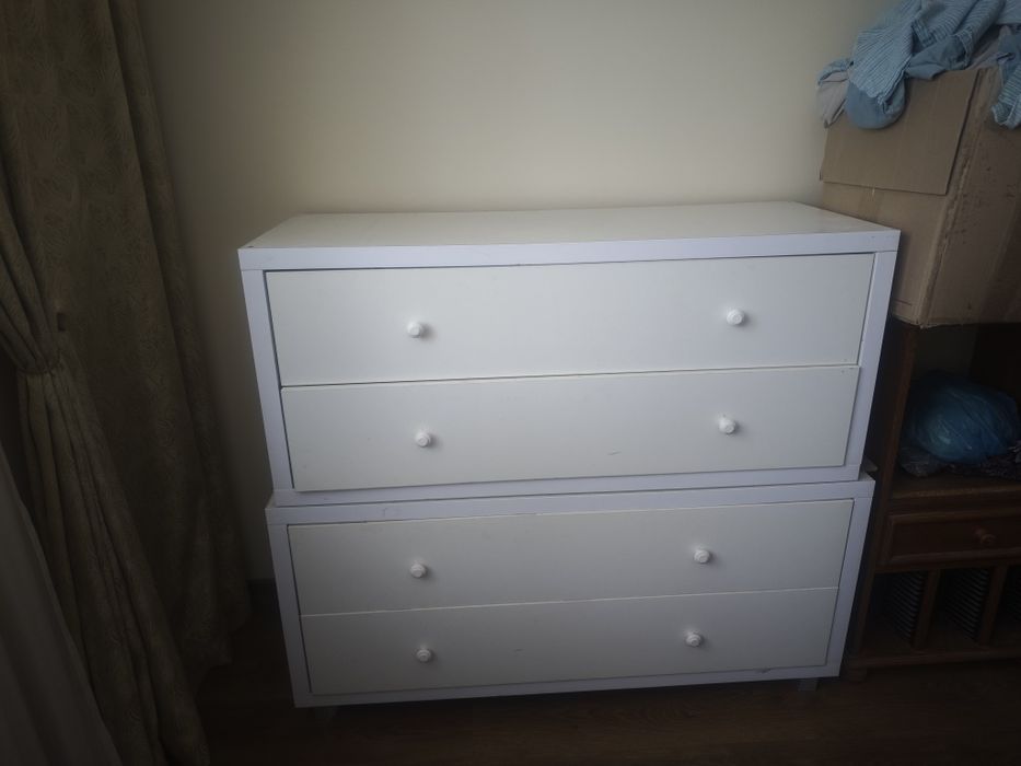 Комоди молочного кольору