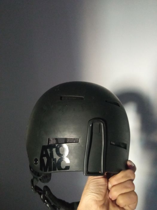 Kask narciarski Atomic z daszkiem