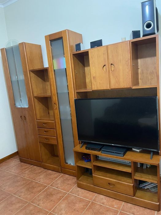 Móvel de sala composto módulos em madeira maciça