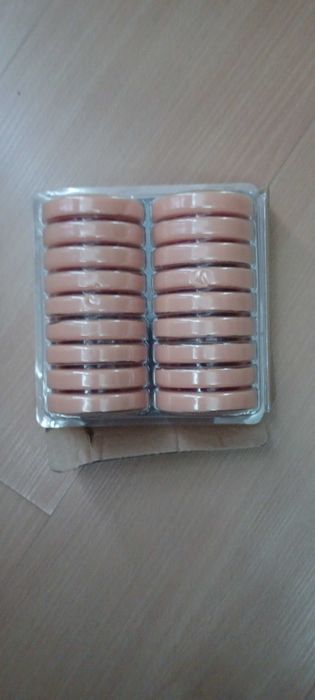 Aparelho para depilação composto por Kit de cera quente, 18 discos de cera e espátula.