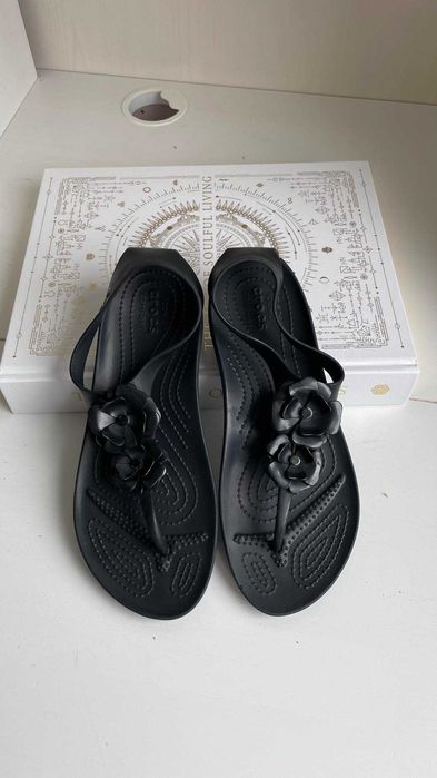 crocs czarne japonki z kwiatkami W8 (38/39)