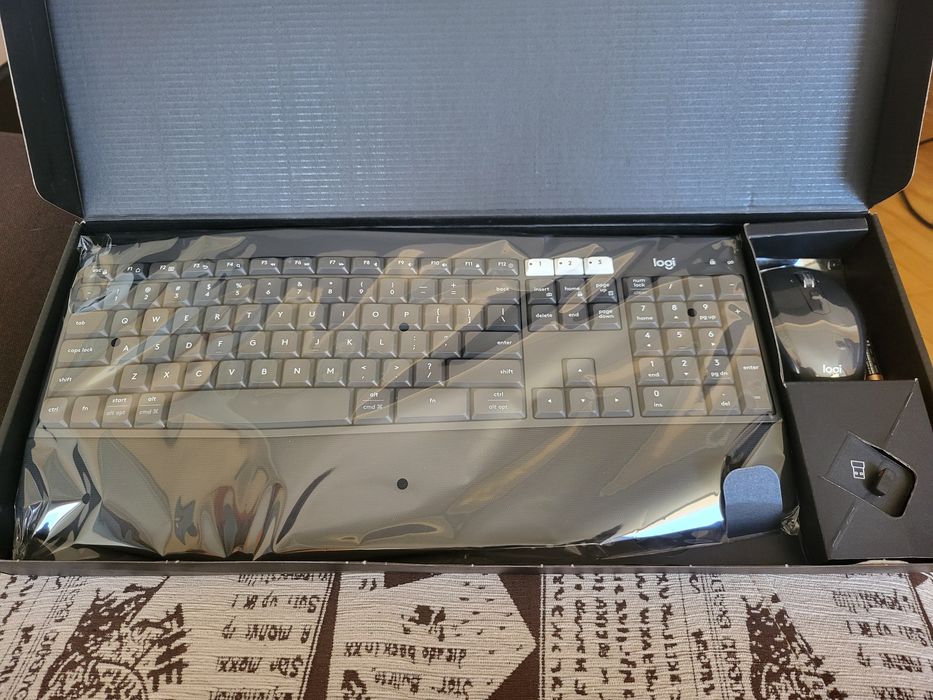 НОВА клавіатуру Logitech .