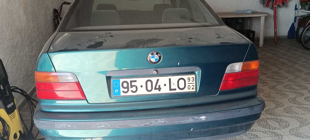 Carro BMW 325 TD a gasóleo