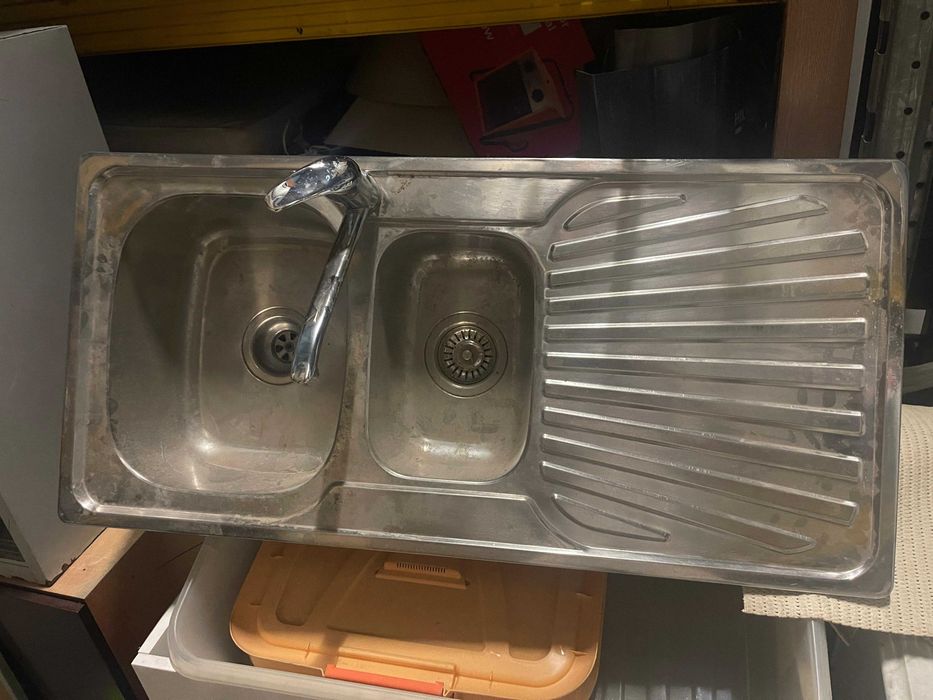 Lava loiça inox com duas cubas de diferentes tamanhos