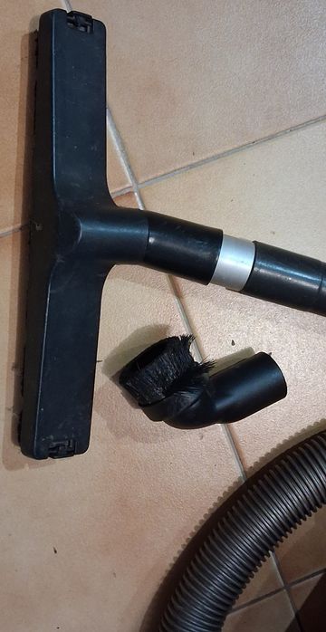 Aspirador de pó e líquidos  a funcionar bem