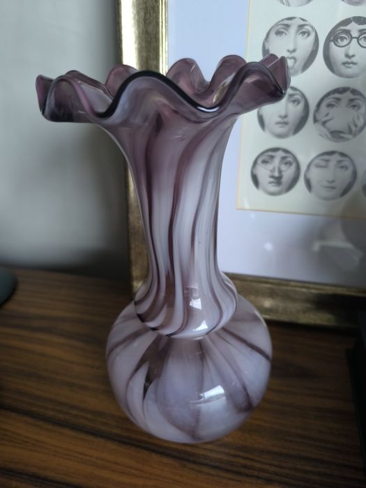 Jarra matizada branca e lilás vintage