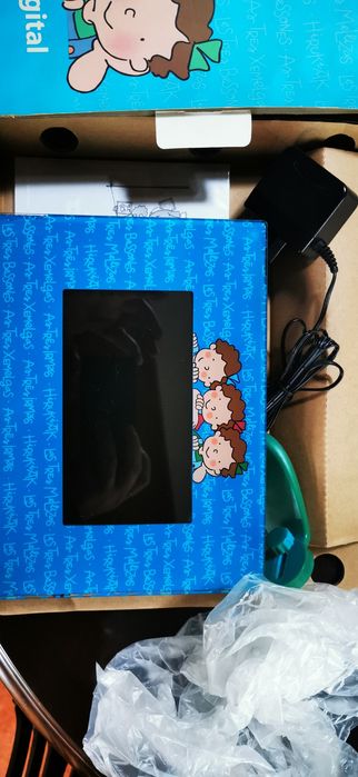 Moldura digital com caixa. 00