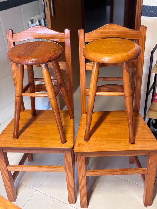 Mesa usada de madeira pinho mel com duas cadeiras e dois bancos