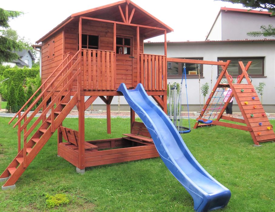 Duży domek z tarasem 200*300cm , Drewniany plac zabawna podwyższeniu, Dodatkowo: Ślizg/zjeżdżalnia 3m, Huśtawka, Piaskownica, Stół+Ławki Ściana Wspin.