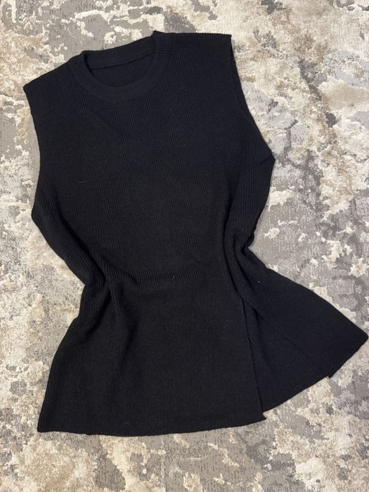 Трендовий жилет з розрізом