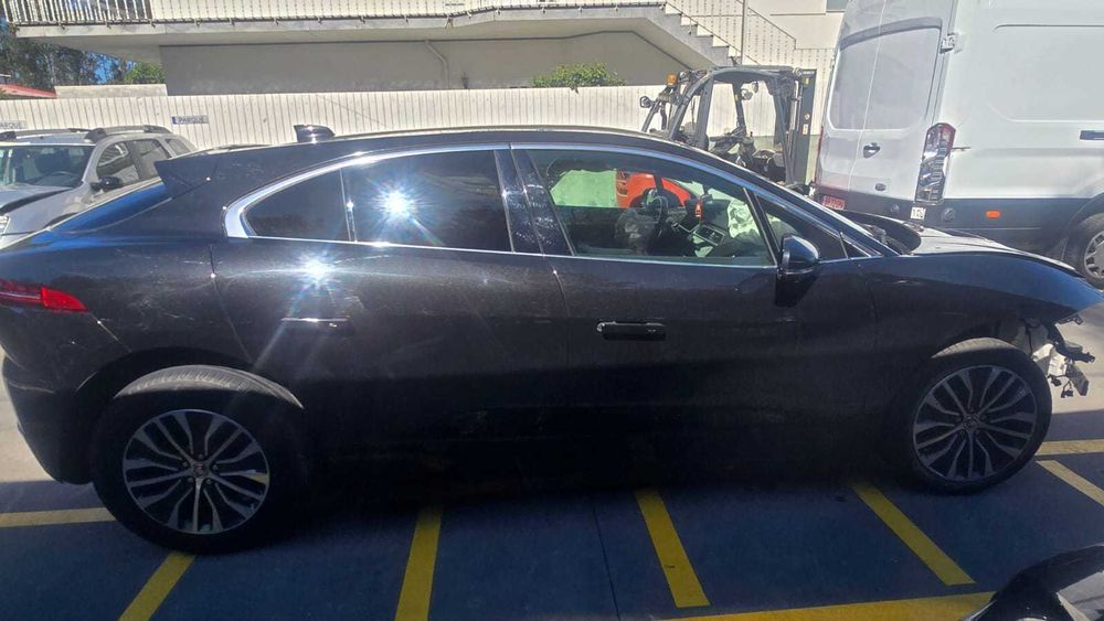 Jaguar I-Pace EV400 AWD   -   Salvado