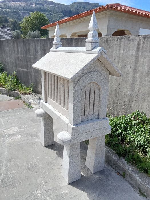 Espigueiro em granito de ponte de lima