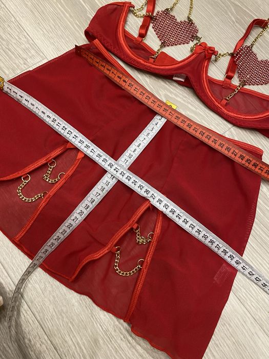 Комплект червоної еротичної білизни зі стразами.