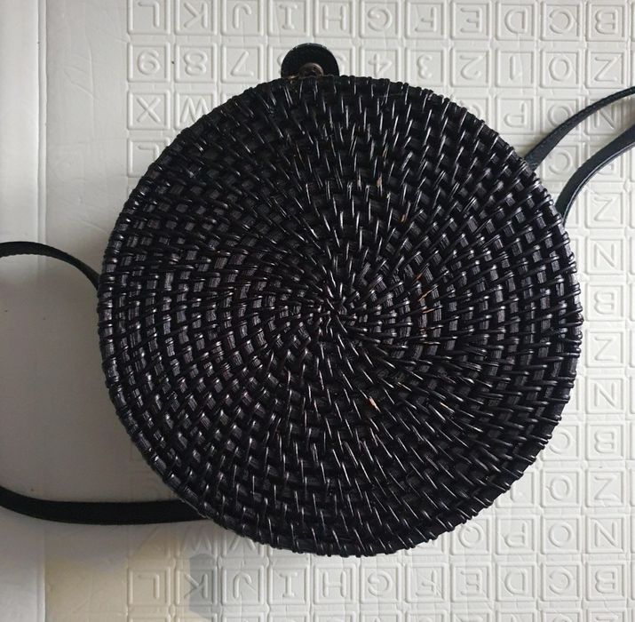 Sztywna torebka wiklinowa w stylu boho