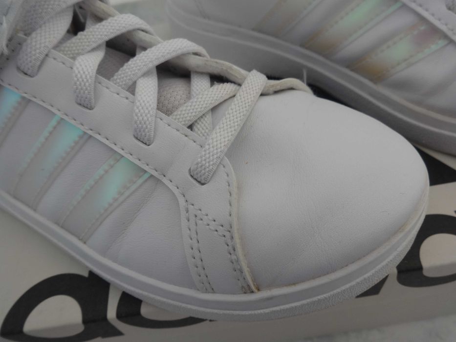 Ténis Marca Adidas Tamanho 33