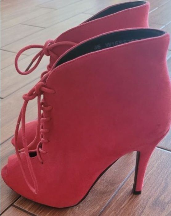 Buty na szpilce z odkrytymi palcami