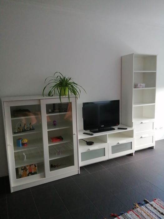 Armário Syvde IKEA com portas de vidro